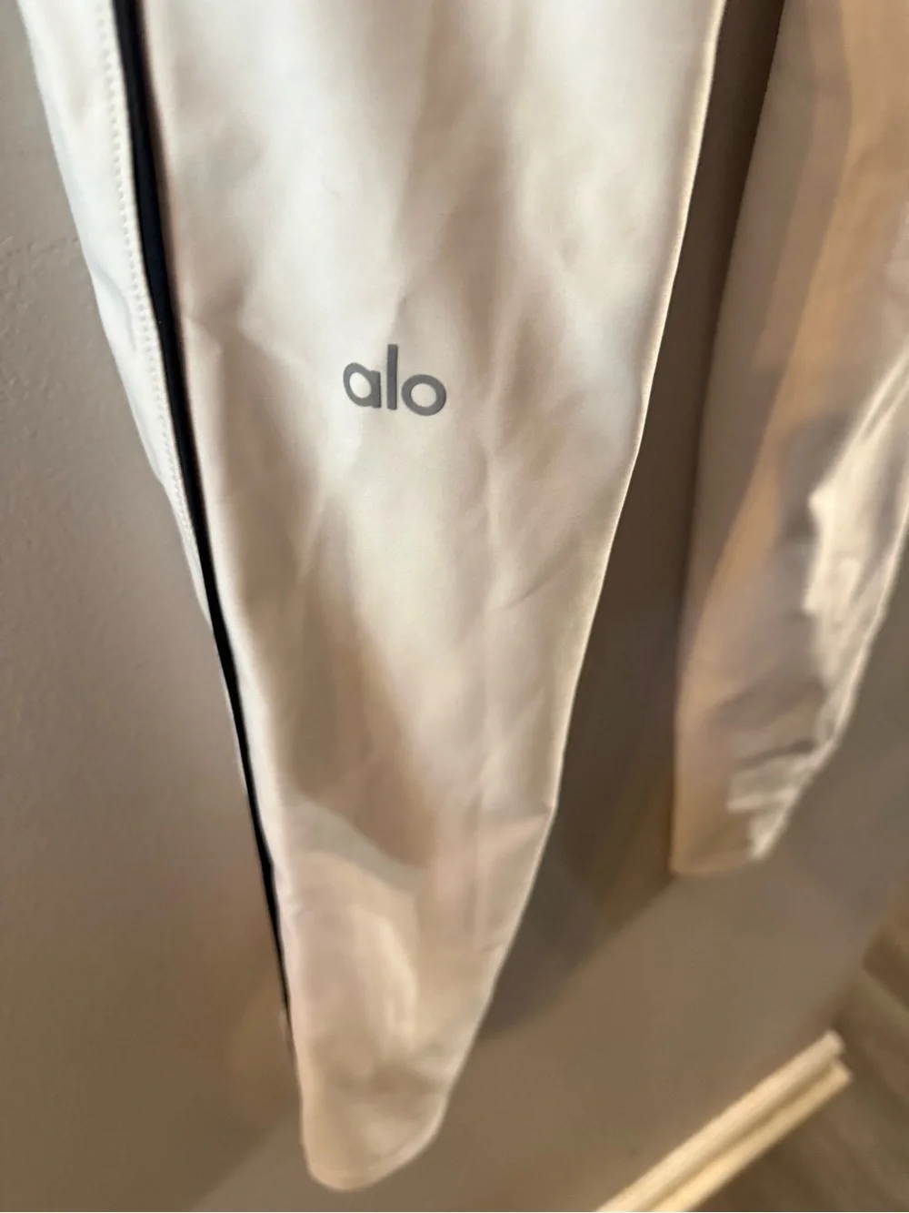 ALO Yoga soft stretch